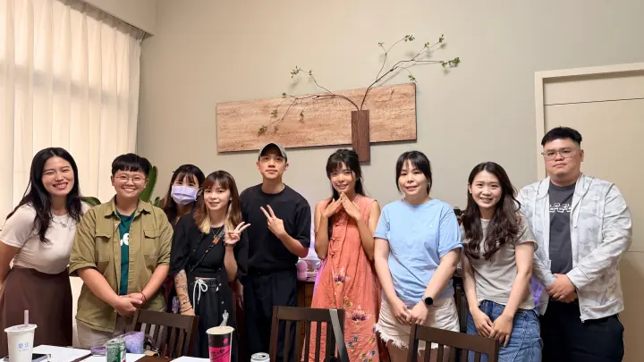 九位夥伴在野序場地牆前的合照